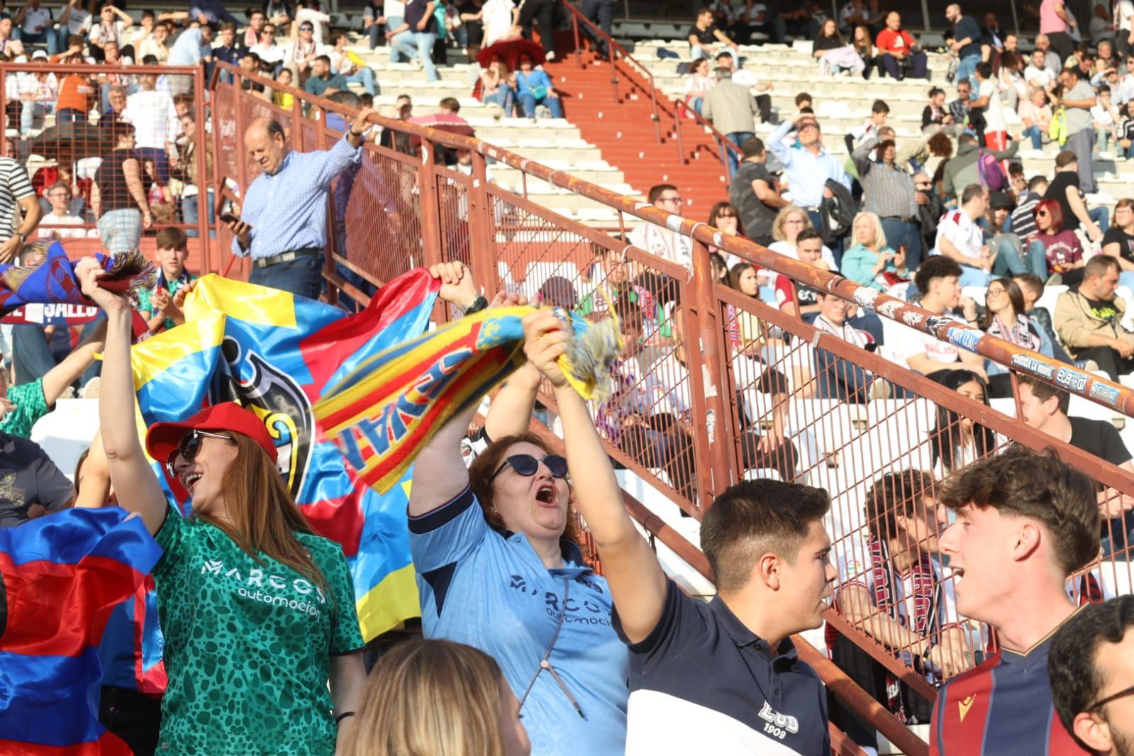 La afición se vuelca con el Levante UD en Albacete