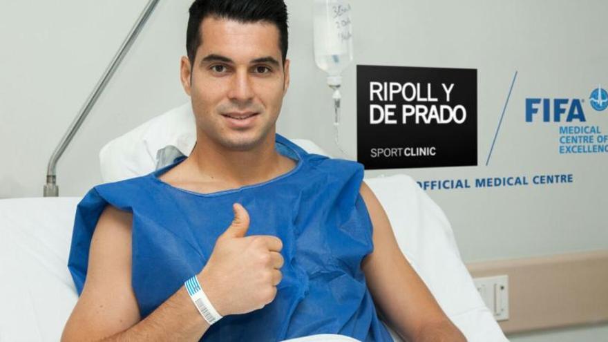 El portero Andrés Fernández tras su operación