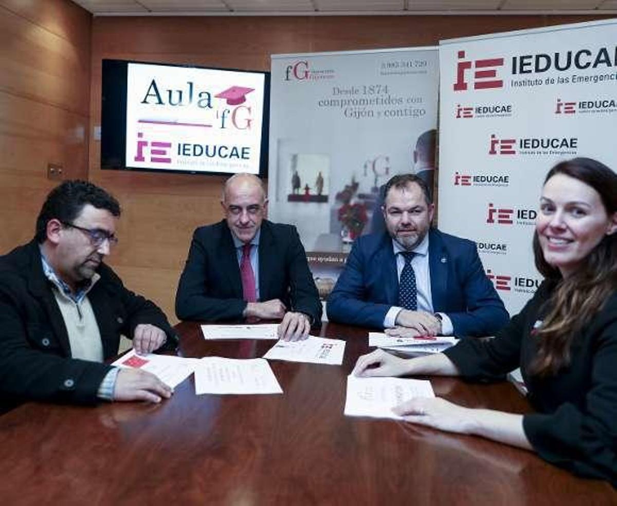 Por la izquierda, Juan Luis González, Javier Fano, Carlos Paniceres y Verónica González, ayer, en el tanatorio de Gijón-Cabueñes.