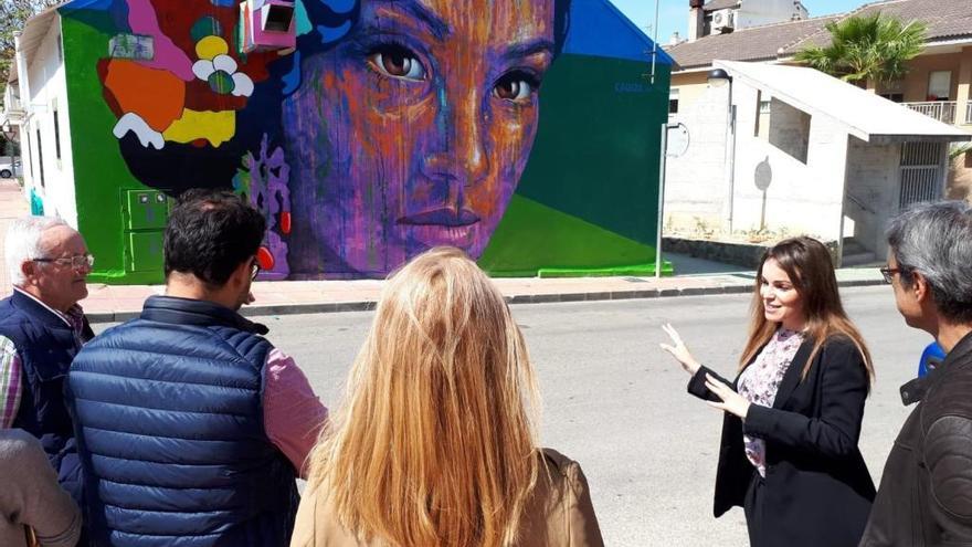 Un mural de Carlos Callizo rinde homenaje a la mujer huertana en Los Garres