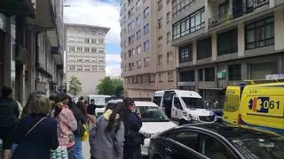 La policía de A Coruña busca a los 'kamikazes' de Alfonso Molina escondidos en portales de Os Mallos