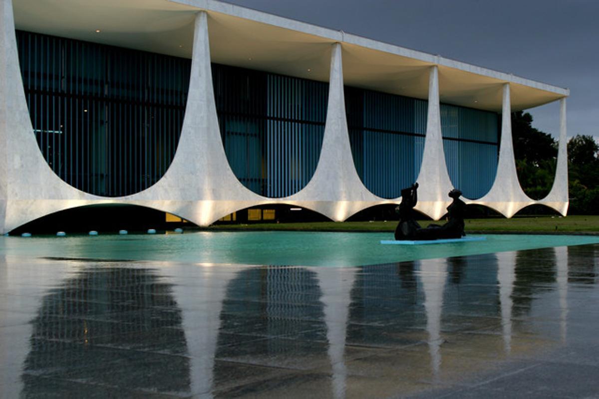 Palacio Alvorada, residencia oficial del Presidente de Brasil. Diseñado por Niemeyer.