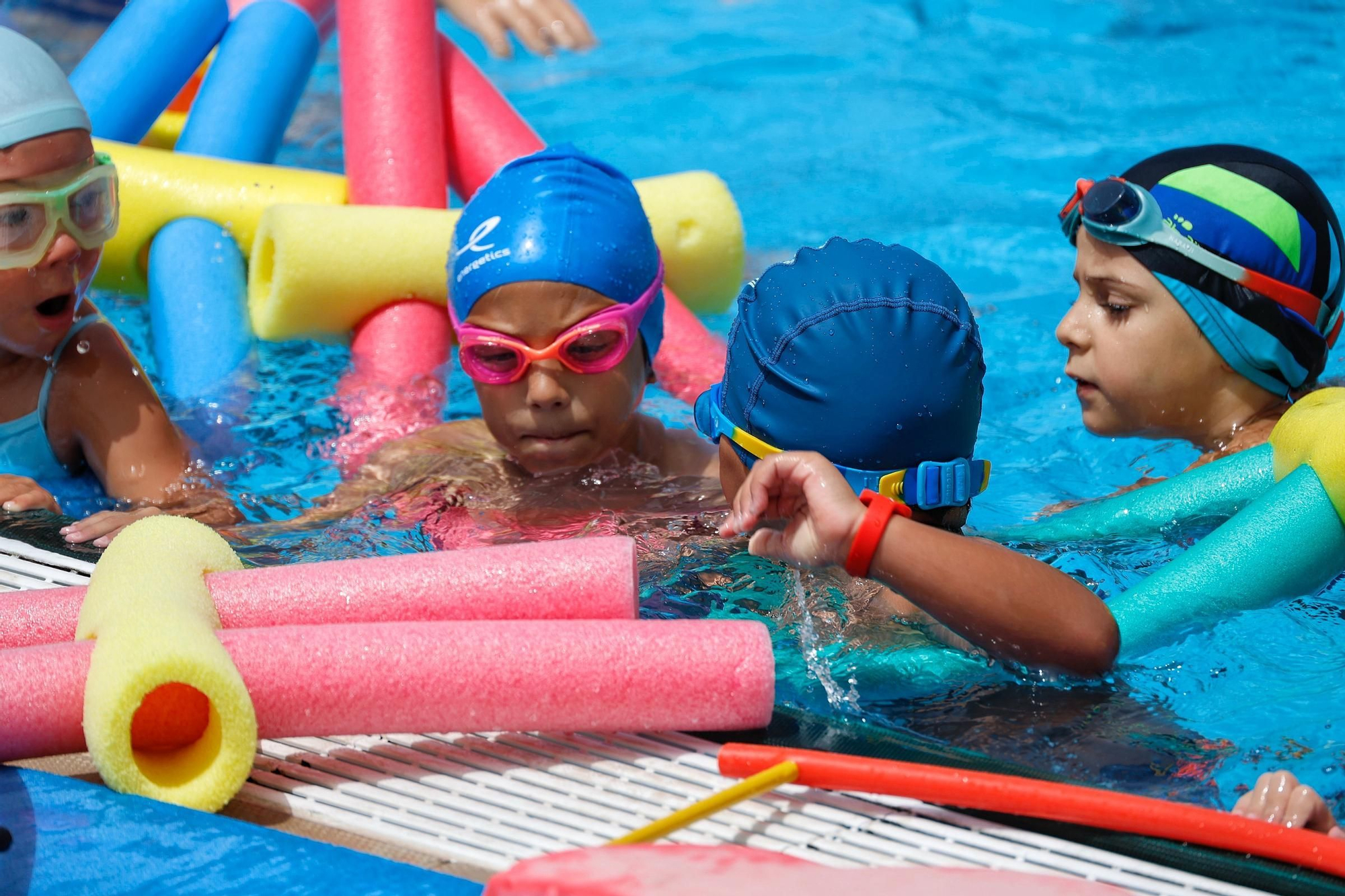 Visita a los cursillos de natación en la piscina Acidalio Lorenzo