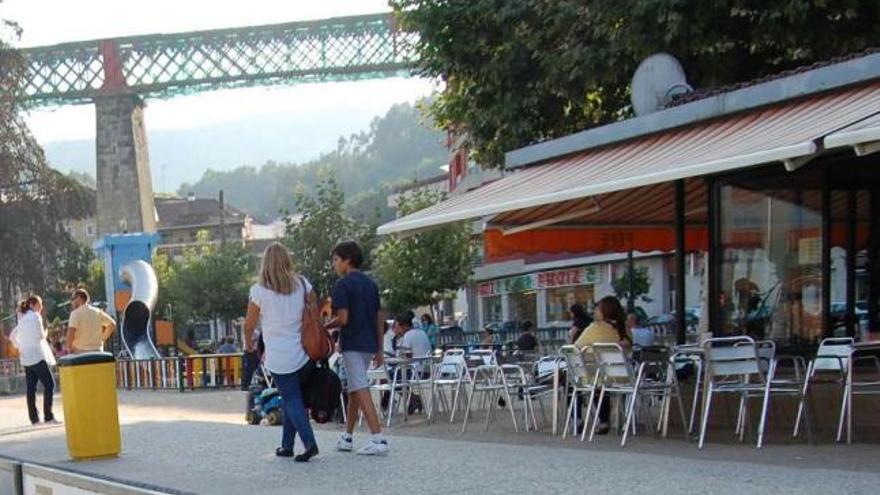 Una terraza en el paseo de A Xunqueira, en el centro urbano de Redondela.  // Faro