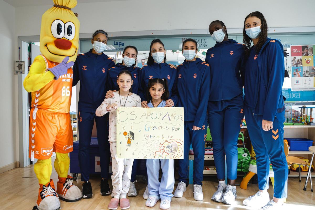 El primer equipo femenino junto a Pam, visitó los hospitales