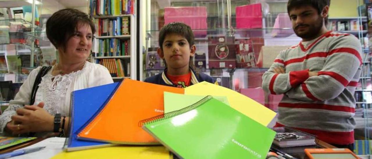 Una madre y sus hijos, comprando material escolar, ayer, en la librería Dalvi de Lalín. // Bernabé/Gutier1