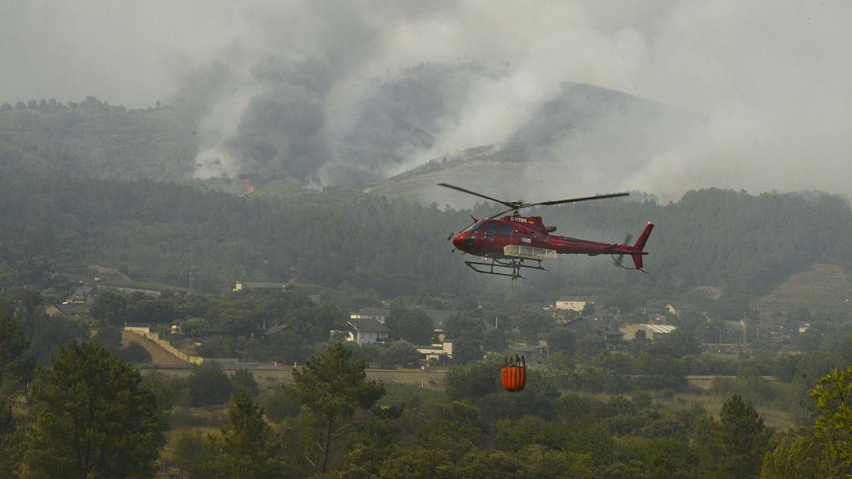 Un helicóptero participa en la extinción del fuego en O Barco de Valdeorras. |   // ROSA VEIGA