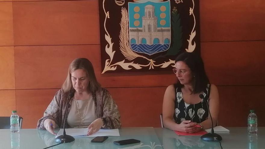 Amelia Sánchez, a la izquierda, y María Barral, ayer, en la presentación del acuerdo de investidura. |   // L. O.