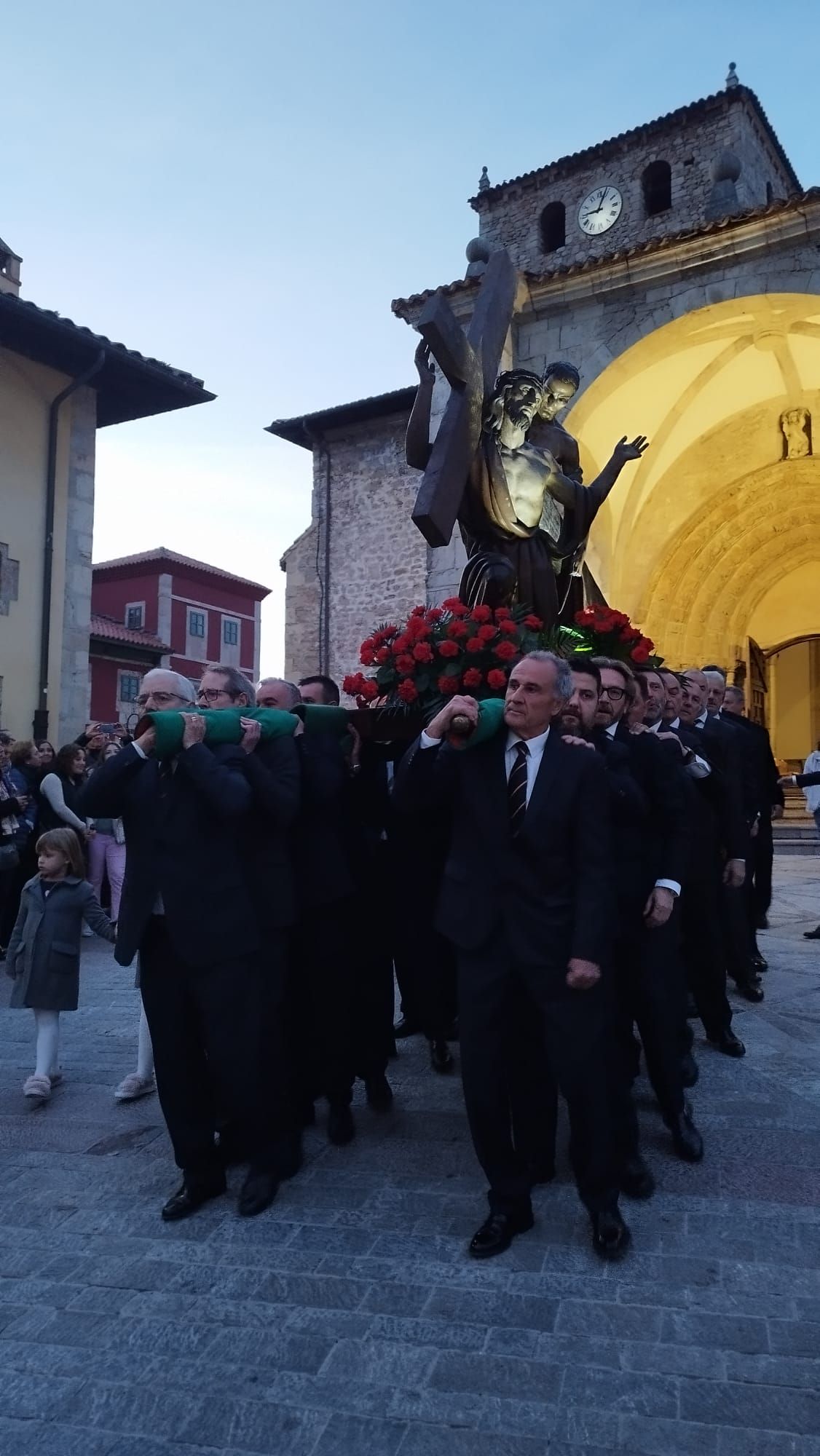 El Cirineo, La Magdalena y La Dolorosa procesionan por las calles de Llanes durante el Vía Crucis del Miércoles Santo