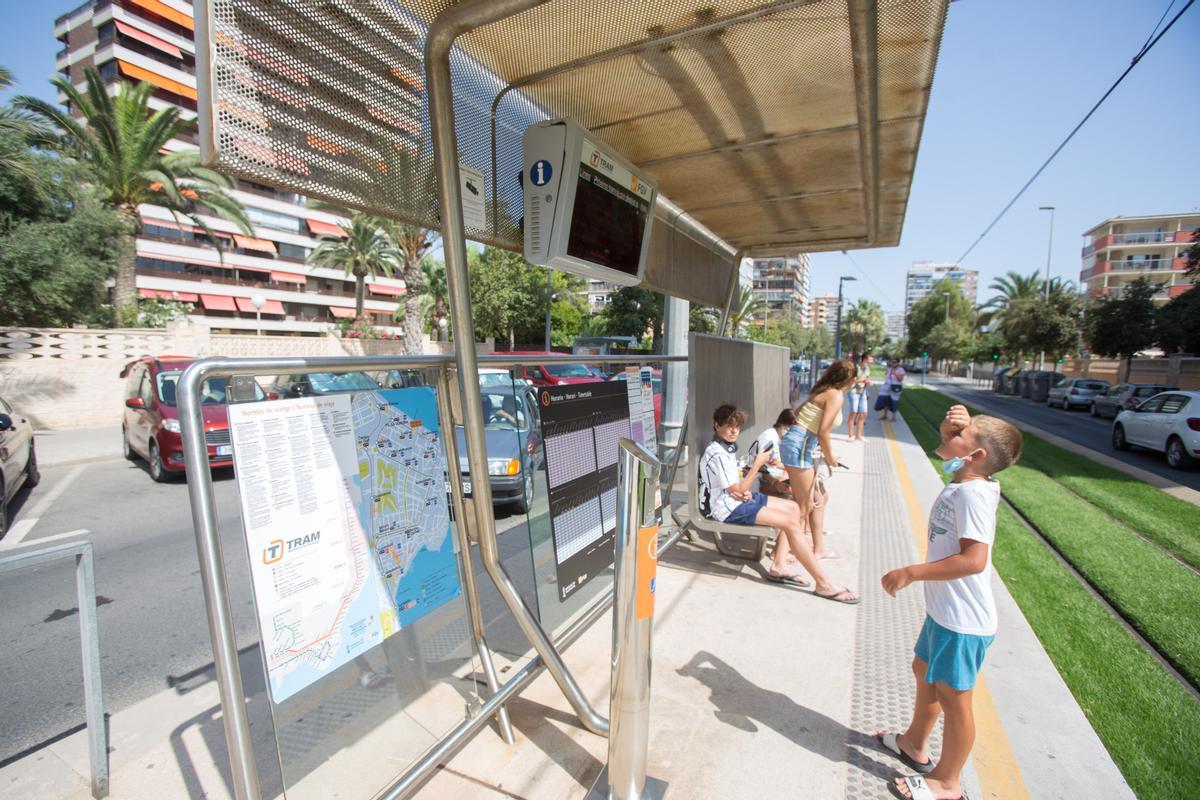 TRAM a su paso por la avenida Costa Blanca