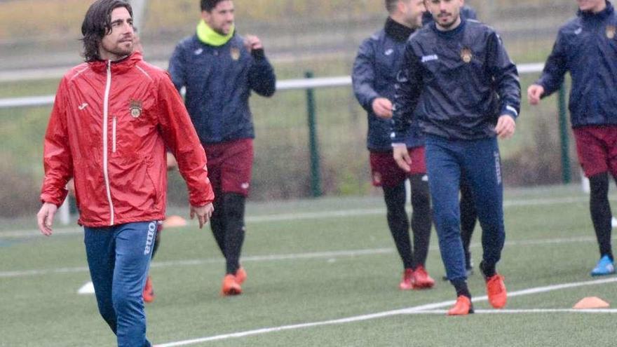 Luismi (izquierda) y varios jugadores después de finalizar un entrenamiento en A Xunqueira. // Rafa Vázquez