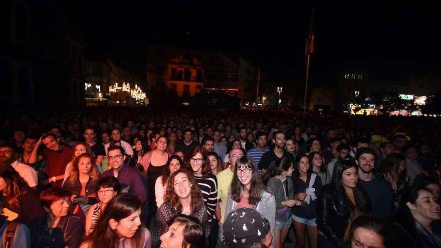 Xoel López, ayer durante su actuación en Pontevedra. // Noé Parga