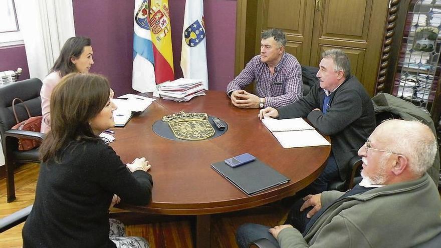 La alcaldesa y la concejala de Turismo, con los representantes de los furanchos de Marín. // S.A.