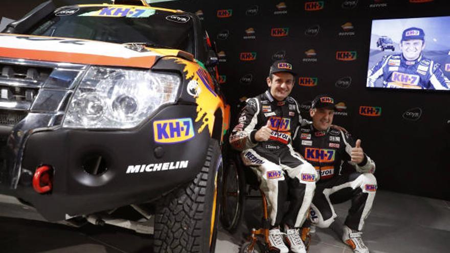 Isidre Esteve (i), junto a su copiloto, Chema Villalobos,durante la presentación del Rally Dakar 2017.