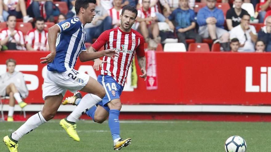 El lorquinista Javi Muñoz pelea un balón ante el goleador de la tarde de ayer, Rubén García.