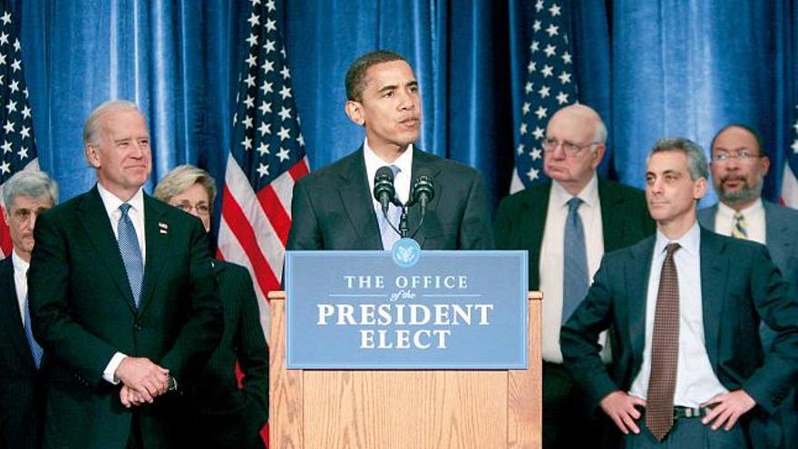 Barack Obama, flanqueado por el vicepresidente electo, Joe Biden (i.), y su jefe de gabinete, Rahm Emanuel, en su primera rueda de prensa tras la victoria, en Chicago.