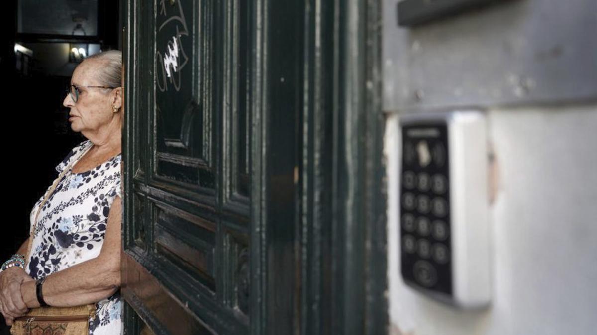 Veïna d’un bloc que va decidir posar fi als pisos turístics. | JOSÉ LUIS ROCA.