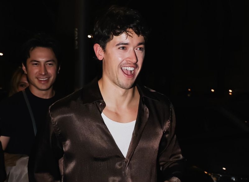 Tom Blyth y Hudson Williams paseando juntos por Milán