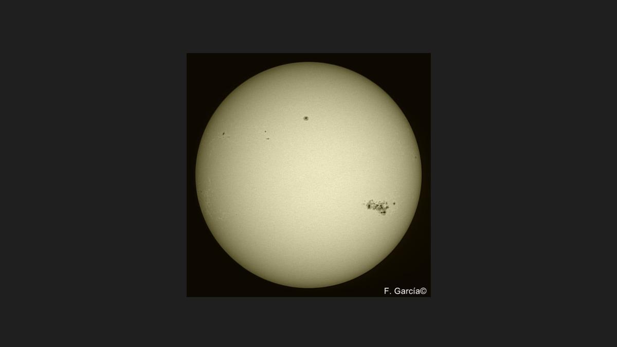 Fotografía del sol, con las manchas causadas por las tormentas geomagnéticas.