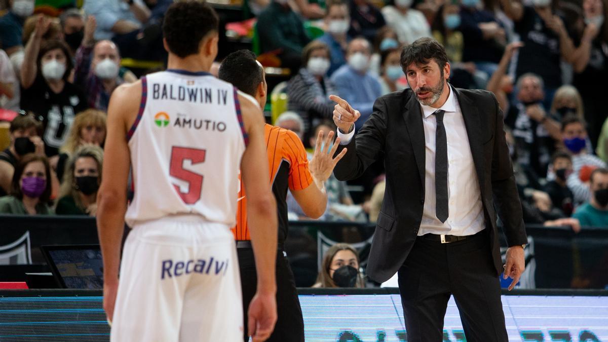 Álex Mumbrú, en un partido entre el Bilbao Basket y el Baskonia