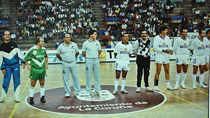 Eugenio, tercero por la izquierda, junto a José María García, de árbitro en un partido Chaston-Interviú en A Coruña.