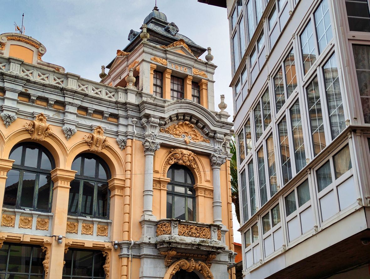 Edificio del casino, construido en 1910, pueblo de Llanes, Asturias, España