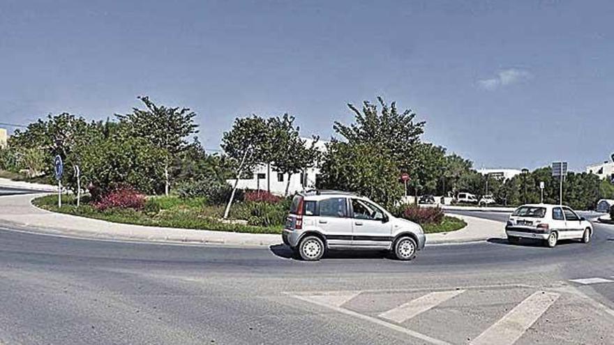 Rotonda donde tuvo lugar ayer el accidente mortal en Formentera.