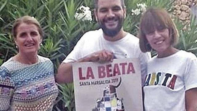 El ganador del cartel con las ediles RocÃo Galera y Maciana Alomar.