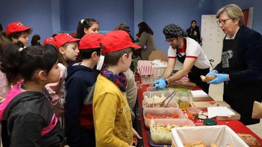 Los escolares de O Foxo le ponen las pilas a su bocata con la conselleira do Mar