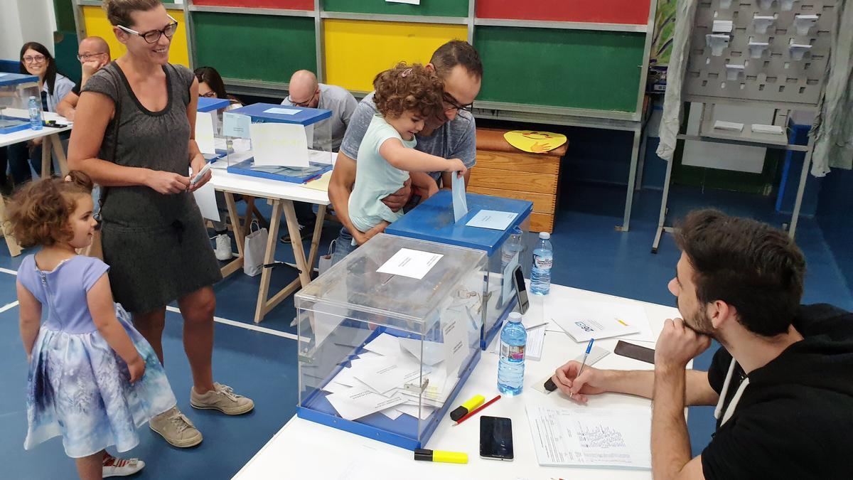 Votación en un colegio electoral de Vigo en las últimas elecciones municipales de 2019