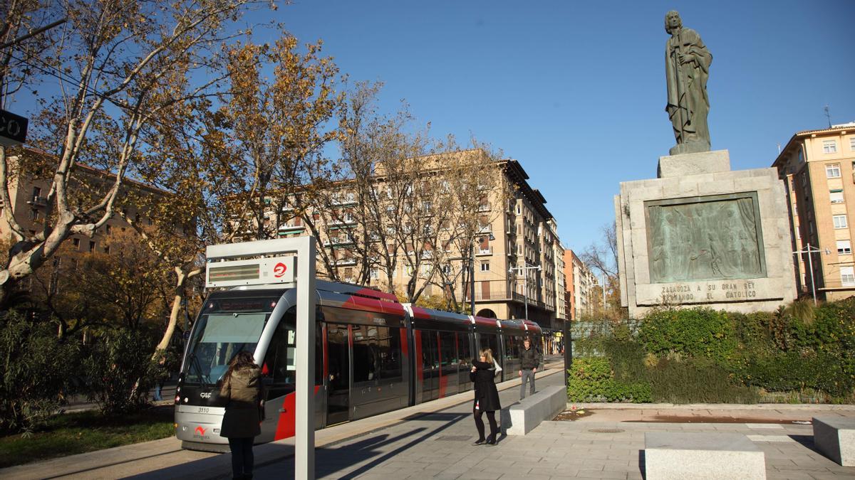 Estatua de Fernando el Católico en el paseo homónimo de Zaragoza.