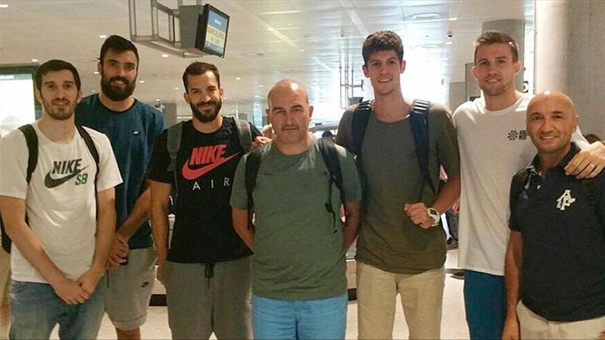 Pierre Oriola y Pau Ribas junto a otros compañeros de la selección y el ayudante de Scariolo Jaume Ponsarnau