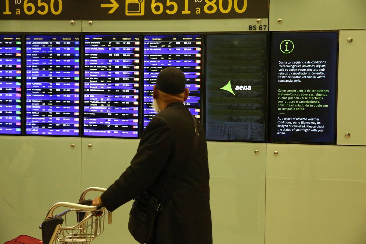 El temporal de fuertes lluvias en Barcelona y resto de Catalunya ha provocado al menos 47 cancelaciones y dos desvíos de vuelos, además de numerosos retrasos en el aeropuerto de Barcelona-El Prat
