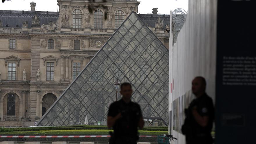 El Louvre y Versalles reabren 24 horas después de cerrar por una una alerta terrorista