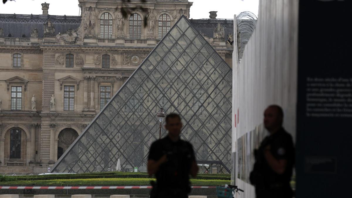 Agentes de Policía, frente a la entrada del museo del Louvre, este sábado.