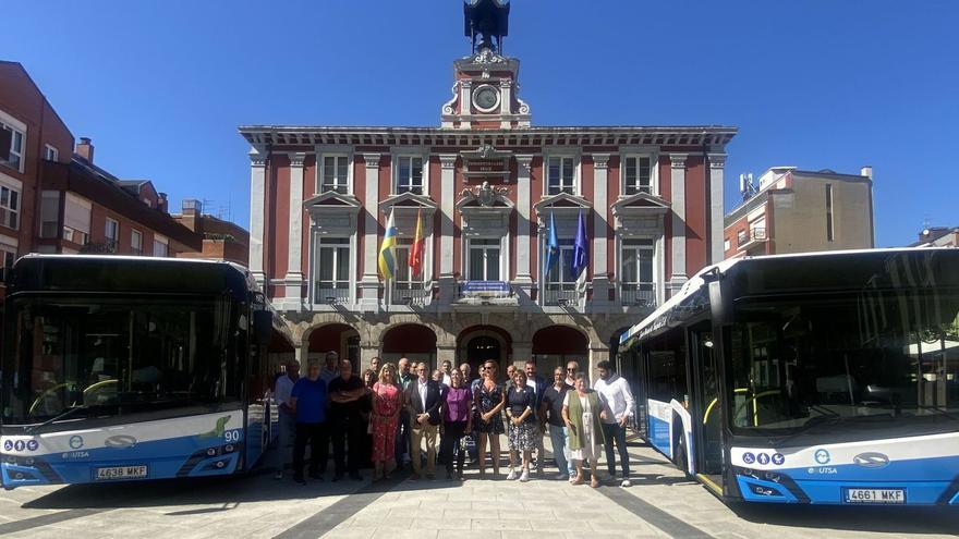 Acelerón para reducir las emisiones en en Mieres: el Ayuntamiento moderniza su flota de autobuses con los dos primeros vehículos híbridos