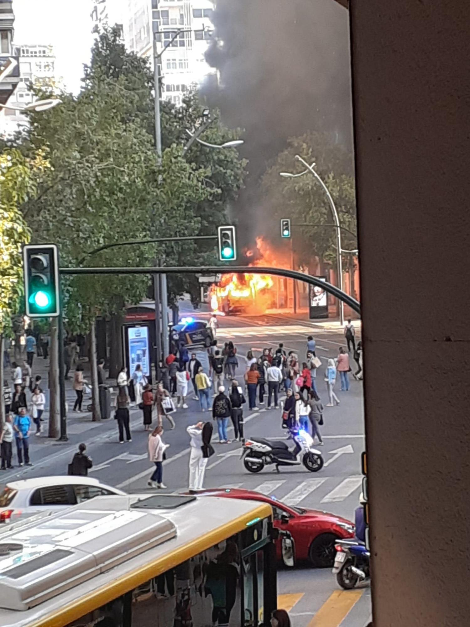 Las imágenes del incendio de un coche en plena Gran Vía de Murcia