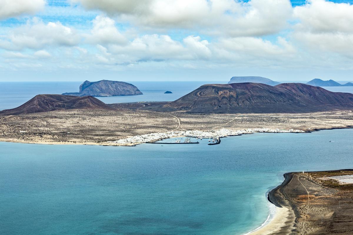 Está a solo seis kilómetros del norte de Lanzarote.