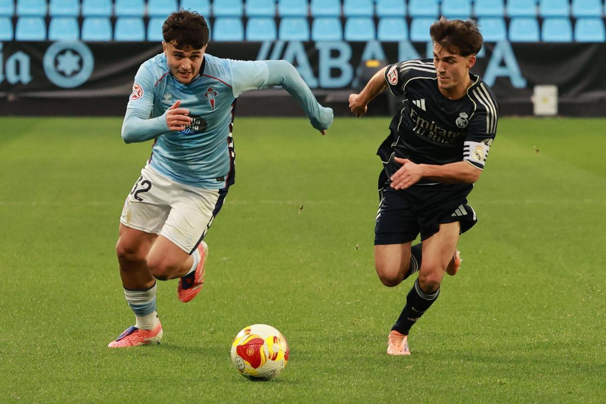 Khayat corre tras un balón con un jugador del Castilla