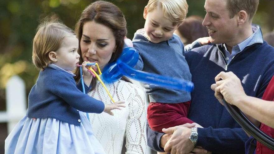 Los duques de Cambridge, junto a sus hijos, los príncipes Jorge y Carlota, en diciembre de 2016.