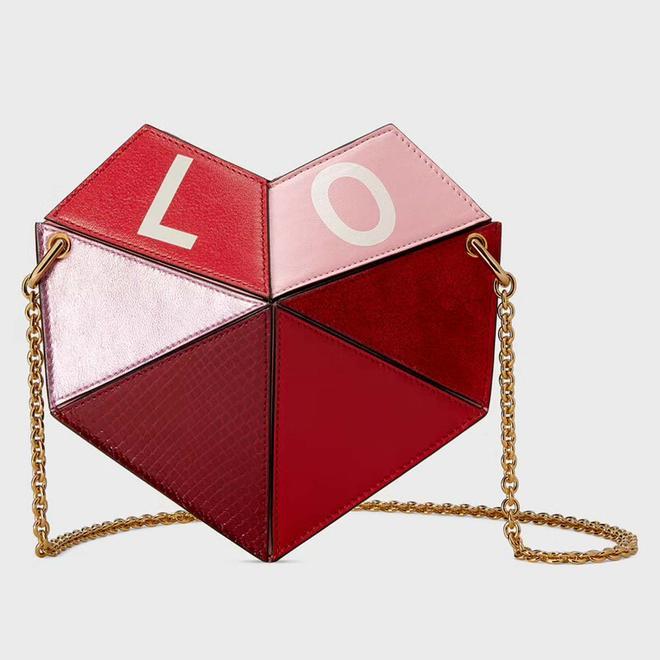 Bolso de piel con forma de corazón y mensaje 'Love', de edición San Valentín, de Gucci