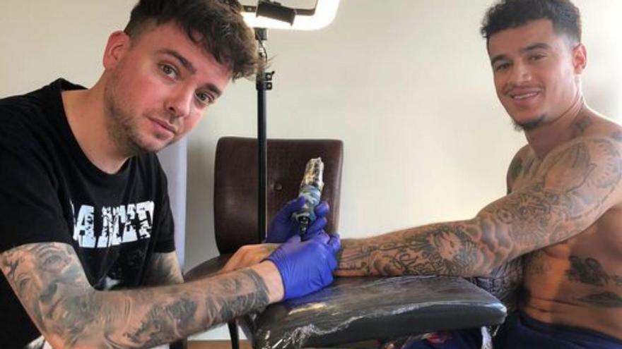 Samu Rico tatuando a Philippe Coutinho. / CEDIDA
