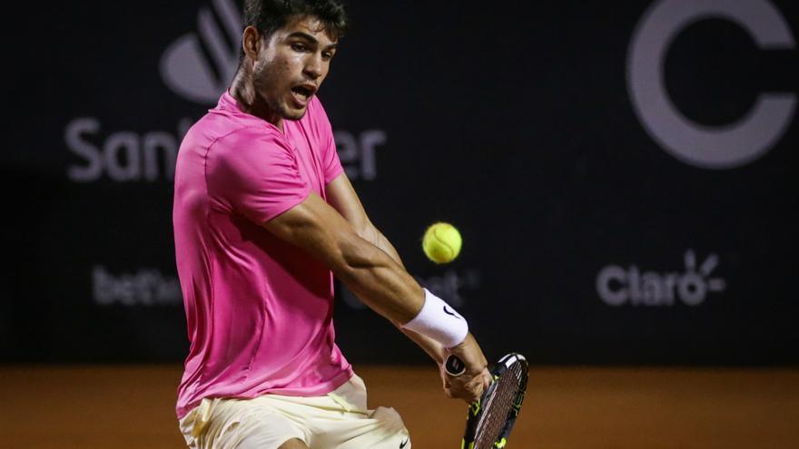 Alcaraz se impone a Fognini y avanza a cuartos de final en Rio.