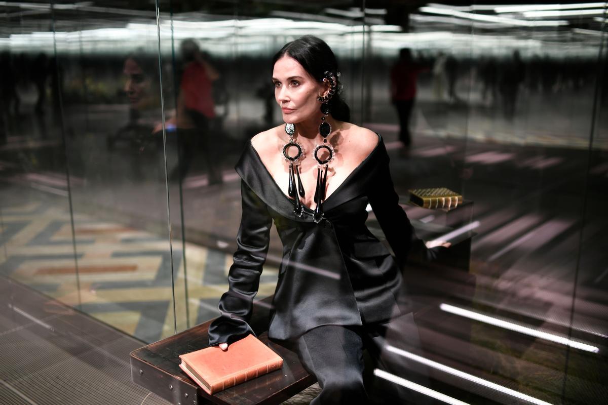 Demi Moore posa en uno de los habitáculos de plexiglás, en el desfile de Fendi de París.