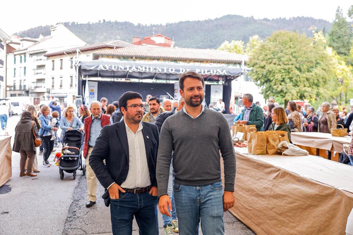 Álvaro Queipo, a la derecha, con el portavoz popular piloñés, Tino Medina, en una imagen de archivo.