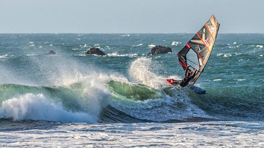 Los grancanarios Liam Dunkerbeck y Alexia Kiefer Quintana vencen en sus respectivas categorías en el Mundial de Olas de Chile