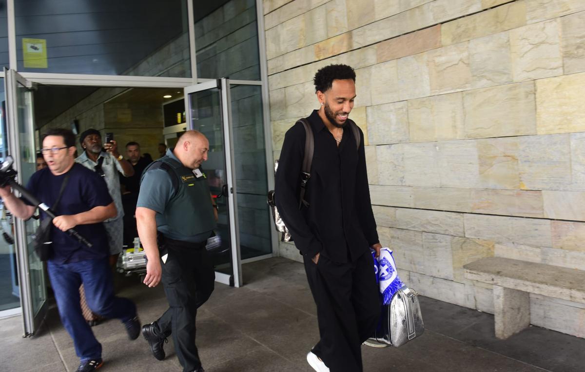 Aubameyang ya está en A Coruña tras firmar por el Deportivo