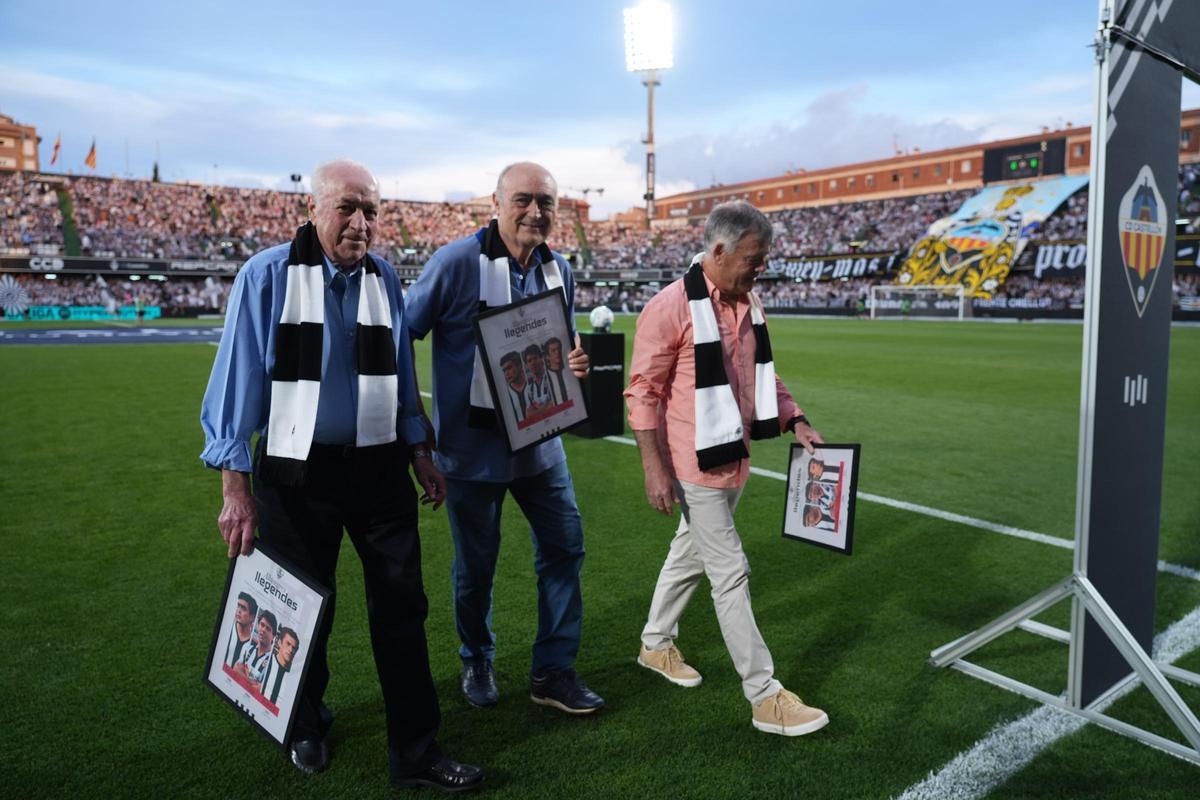 Planelles, junto a Ferrer y Viña, tras el homenaje previo al Castellón-Almería.