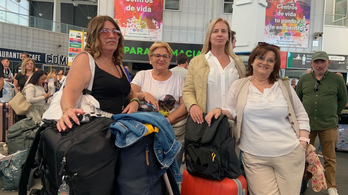 Lola, Visi, Cristina y Pili, en la estación de Joaquim Sorolla.