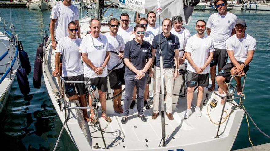 La tripulación del &#039;Red Eléctrica&#039; posa a bordo del barco en su presentación del sábado.